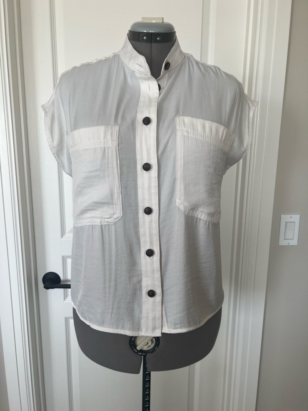Banana Republic Sleeveless Button Front Too